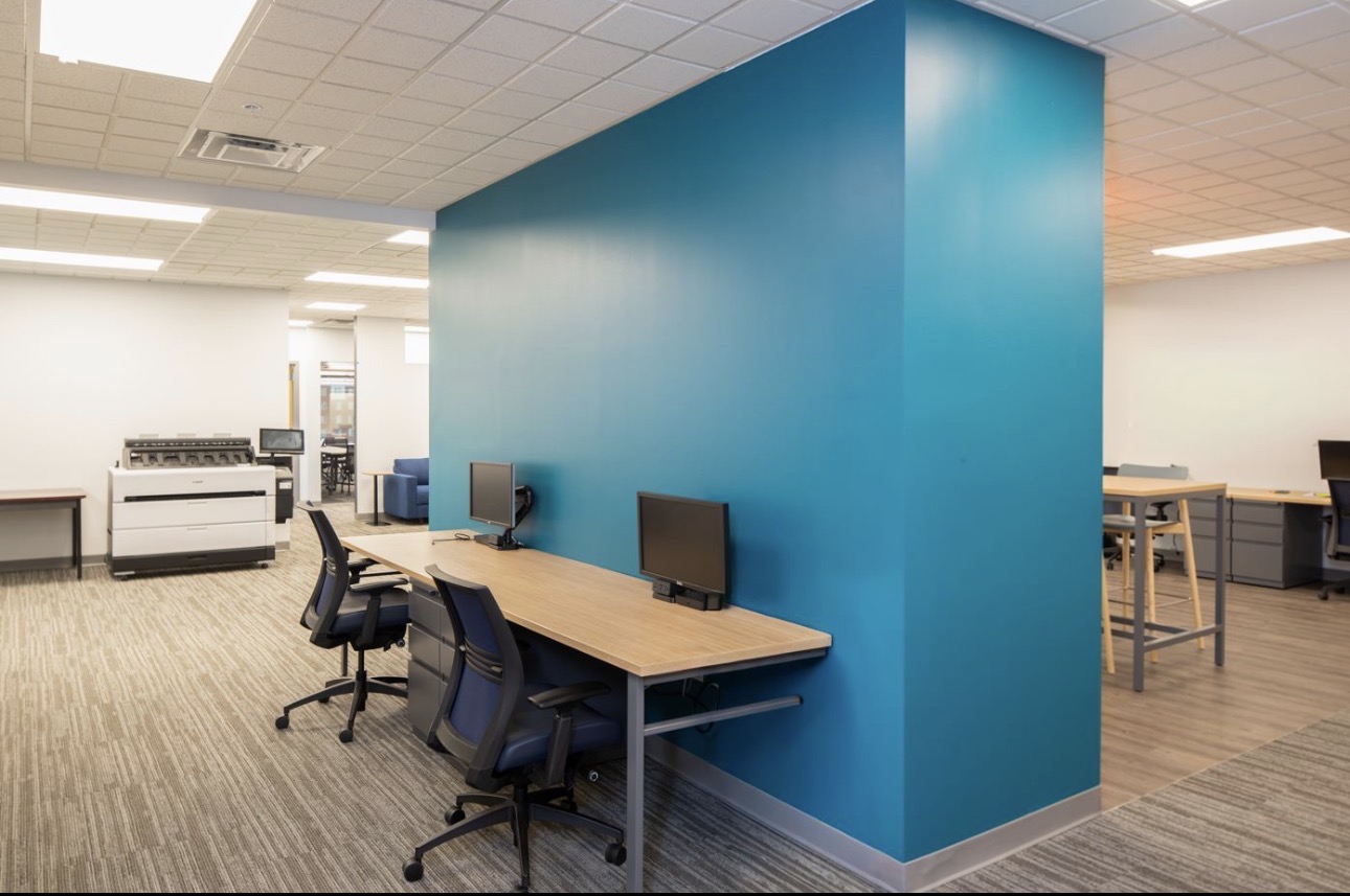 Open workstation core with full-height teal accent wall